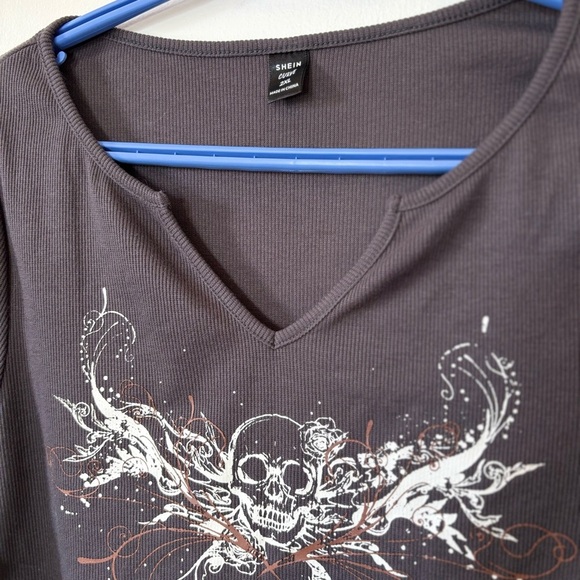 š4/30$š Gray Long Sleeve Top with Skull DesignāØš©¶ - Picture 2 of 4